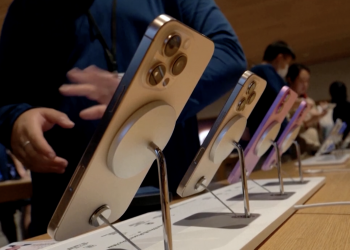 아이폰 2,300달러까지 오르나? … “패닉 사재기까지”